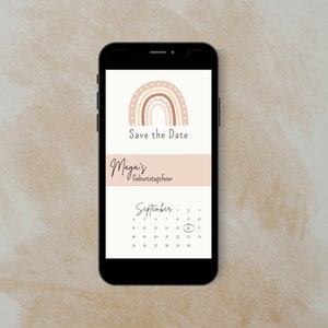 Pode incluir: A tela de um telefone móvel mostrando um cartão de salvar a data com uma ilustração de arco-íris e um calendário com 15 de setembro marcado. O texto diz "Save the Date Maya's Geburtstagsfeier".