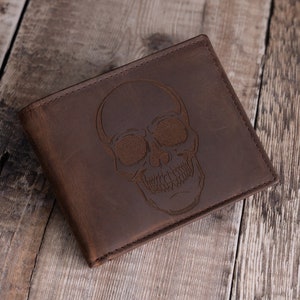 Cartera de calavera personalizada para hombre, de cuero genuino marrón oscuro, ideal como regalo para novio, esposo, papá o para el Día del Padre.