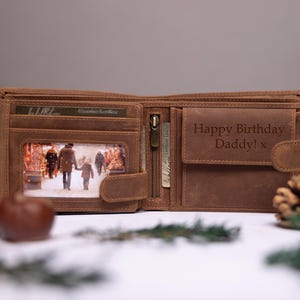 Regalo del Día del Padre para él, papá, billetera grabada personalizada, billetera plegable de cuero marrón para hombre, billetera personalizada de aspecto rústico vintage.