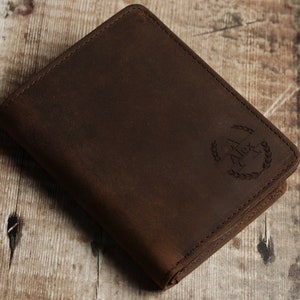 Cartera de cuero marrón rústico con tres pliegues y monograma grabado personalizado para hombre. Regalo personalizado para el Día del Padre para él, su novio o su papá. imagen 1