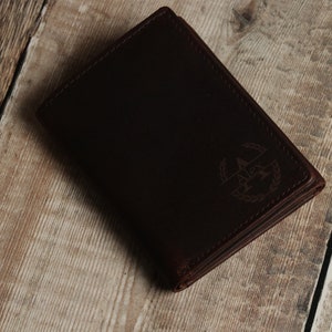 Grabado de monograma personalizado, billetera triple personalizada para hombre, billetera de cuero marrón genuino, regalo personalizado para él, papá, regalo del Día del Padre