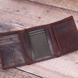 Portefeuille à trois volets pour homme gravé à la main, écriture manuscrite personnalisée, portefeuille en cuir marron véritable, cadeau de fête des pères personnalisé pour lui, mari