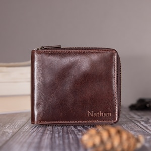 Cartera de cuero marrón con cremallera personalizada para hombre. Regalo personalizado para él, hombre, novio, esposo, papá, cumpleaños o aniversario.