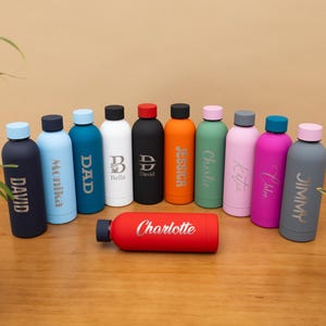 Botella de agua de acero inoxidable personalizada de 500 ml y 750 ml, botella grabada personalizada, termo con aislamiento al vacío, regalo para ella/él
