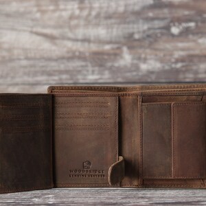 Cartera de cuero marrón rústico con tres pliegues y monograma grabado personalizado para hombre. Regalo personalizado para el Día del Padre para él, su novio o su papá. imagen 2