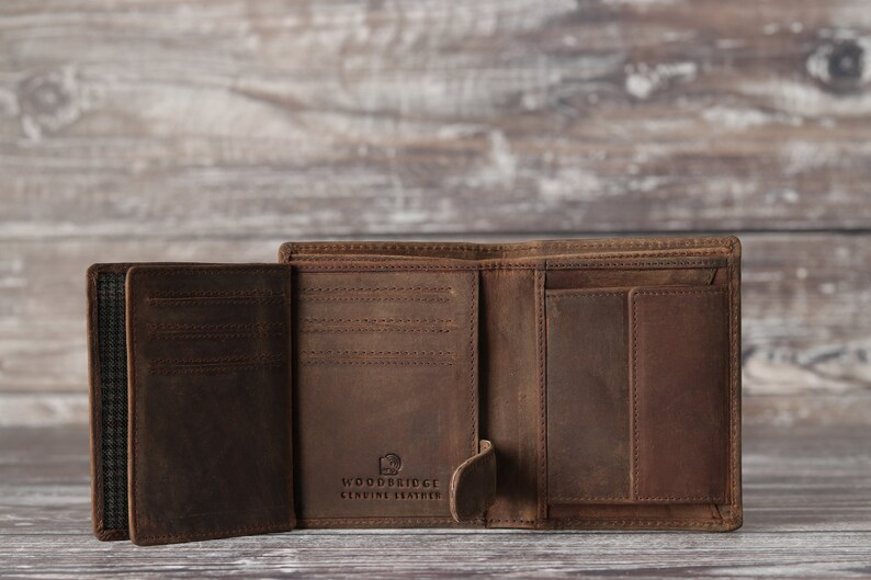 Cartera de cuero marrón rústico con tres pliegues y monograma grabado personalizado para hombre. Regalo personalizado para el Día del Padre para él, su novio o su papá. imagen 2