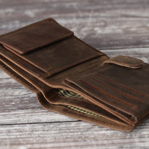 Cartera de cuero marrón rústico con tres pliegues y monograma grabado personalizado para hombre. Regalo personalizado para el Día del Padre para él, su novio o su papá. imagen 3