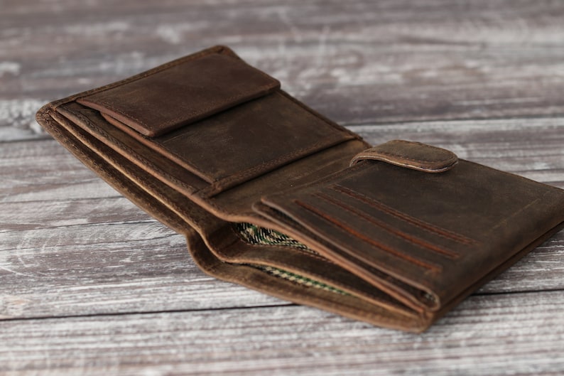 Cartera de cuero marrón rústico con tres pliegues y monograma grabado personalizado para hombre. Regalo personalizado para el Día del Padre para él, su novio o su papá. imagen 3