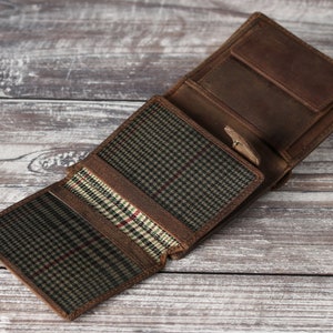 Cartera de cuero marrón rústico con tres pliegues y monograma grabado personalizado para hombre. Regalo personalizado para el Día del Padre para él, su novio o su papá. imagen 5