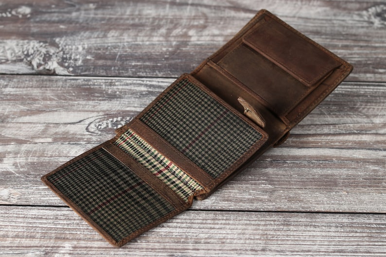 Cartera de cuero marrón rústico con tres pliegues y monograma grabado personalizado para hombre. Regalo personalizado para el Día del Padre para él, su novio o su papá. imagen 5