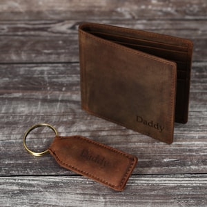 Portafoglio bifold personalizzato da uomo, portafoglio in vera pelle rustica marrone con portachiavi, regalo personalizzato per lui, fidanzato, regalo per la festa del papà