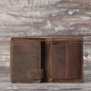 Cartera de cuero marrón rústico con tres pliegues y monograma grabado personalizado para hombre. Regalo personalizado para el Día del Padre para él, su novio o su papá. imagen 8