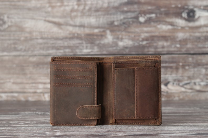 Cartera de cuero marrón rústico con tres pliegues y monograma grabado personalizado para hombre. Regalo personalizado para el Día del Padre para él, su novio o su papá. imagen 8