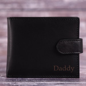 Portefeuille gravé pour homme personnalisé, véritable portefeuille en cuir souple noir, cadeau personnalisé pour lui, petit ami, mari, papa, cadeau de fête des pères image 2