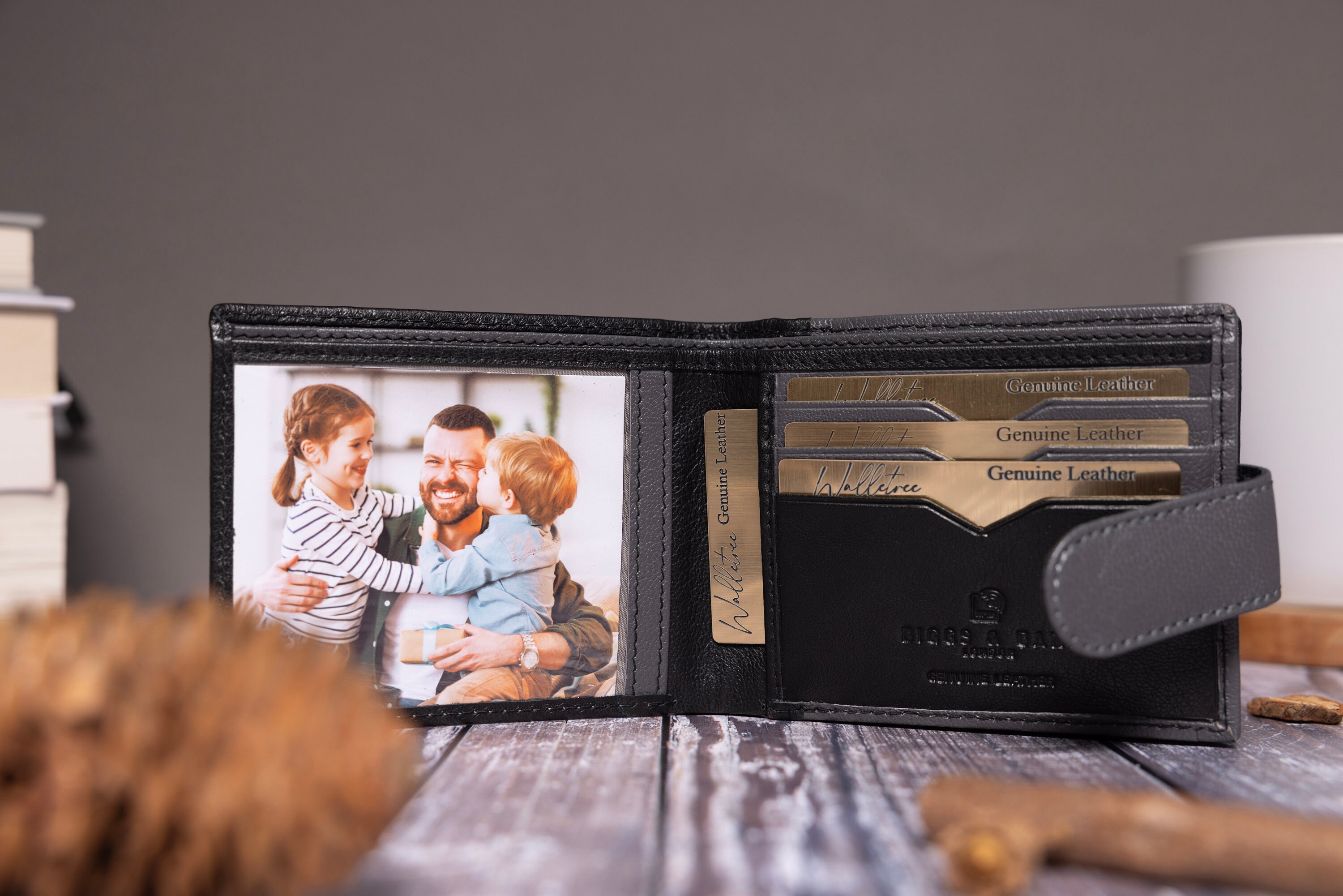 Portafoglio Uomo In Pelle Bifold Con Blocco RFID - Personalizzabile Con Incisione, Regalo Per Marito, Papà, Figlio - 8 Slot, Tasche Per Banconote - 6