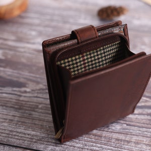 Regalo del Día del Padre para él, papá o novio: billetera de cuero personalizada. Monedero grande de cuero marrón con cremallera y grabado personalizado para hombre.