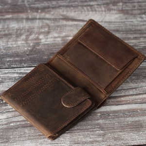 Cartera de cuero marrón rústico con tres pliegues y monograma grabado personalizado para hombre. Regalo personalizado para el Día del Padre para él, su novio o su papá. imagen 4