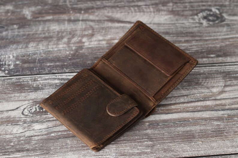 Cartera de cuero marrón rústico con tres pliegues y monograma grabado personalizado para hombre. Regalo personalizado para el Día del Padre para él, su novio o su papá. imagen 4
