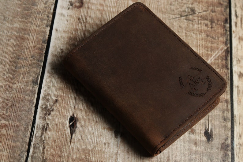 Cartera de cuero marrón rústico con tres pliegues y monograma grabado personalizado para hombre. Regalo personalizado para el Día del Padre para él, su novio o su papá. imagen 1