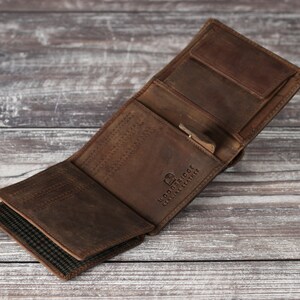 Cartera de cuero marrón rústico con tres pliegues y monograma grabado personalizado para hombre. Regalo personalizado para el Día del Padre para él, su novio o su papá. imagen 6