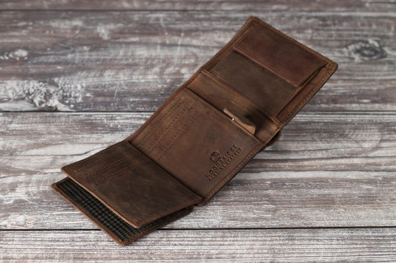Cartera de cuero marrón rústico con tres pliegues y monograma grabado personalizado para hombre. Regalo personalizado para el Día del Padre para él, su novio o su papá. imagen 6