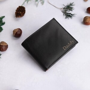 Cartera personalizada para hombre, de piel auténtica negra suave, con grabado personalizado para el Día del Padre, para él, novio, papá o cumpleaños. imagen 7
