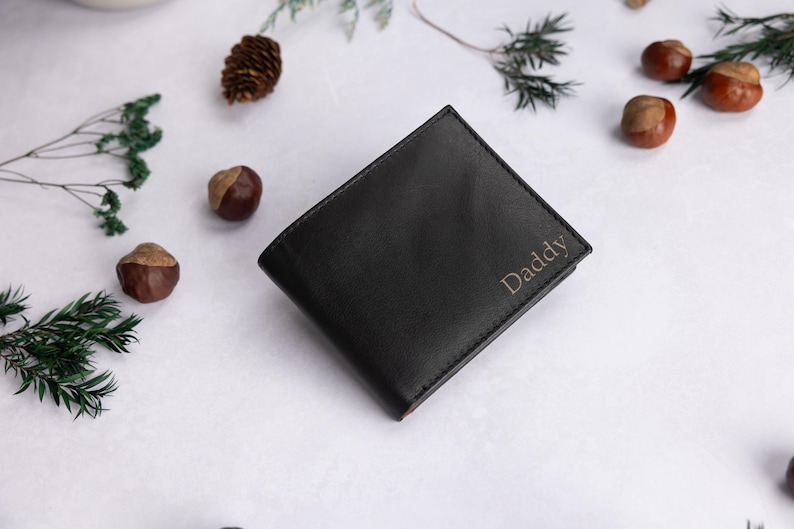 Cartera personalizada para hombre, de piel auténtica negra suave, con grabado personalizado para el Día del Padre, para él, novio, papá o cumpleaños. imagen 7