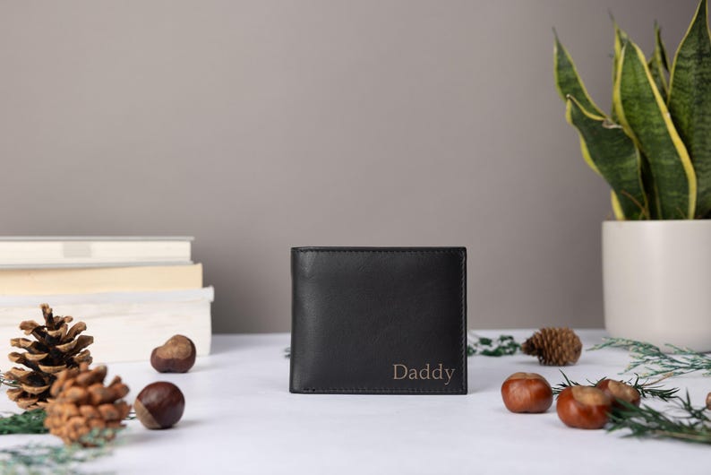 Cartera personalizada para hombre, de piel auténtica negra suave, con grabado personalizado para el Día del Padre, para él, novio, papá o cumpleaños. imagen 2