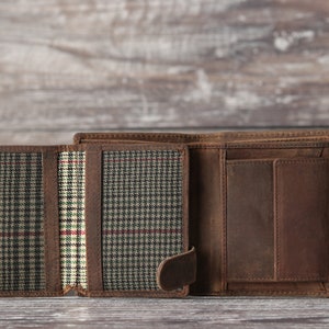Cartera de cuero marrón rústico con tres pliegues y monograma grabado personalizado para hombre. Regalo personalizado para el Día del Padre para él, su novio o su papá. imagen 7