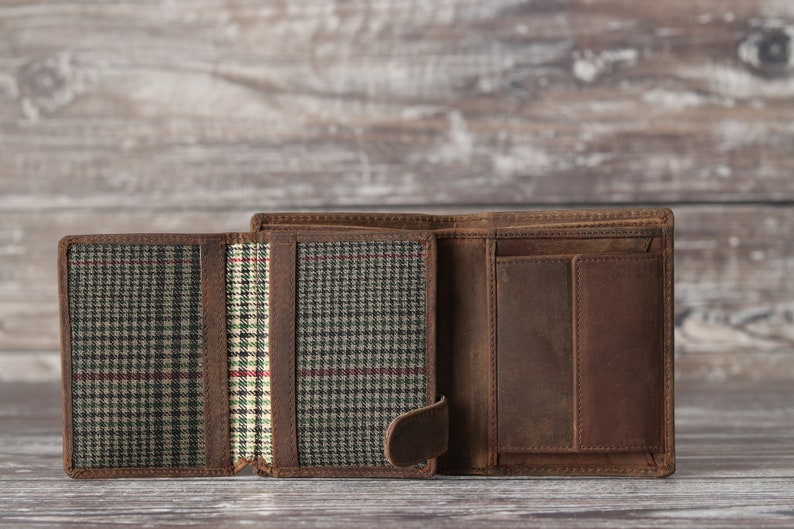 Cartera de cuero marrón rústico con tres pliegues y monograma grabado personalizado para hombre. Regalo personalizado para el Día del Padre para él, su novio o su papá. imagen 7