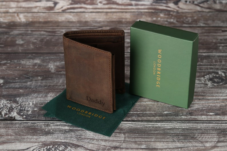 Cartera de cuero marrón rústico con tres pliegues y monograma grabado personalizado para hombre. Regalo personalizado para el Día del Padre para él, su novio o su papá. imagen 9