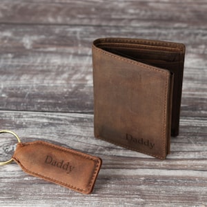 Personalisierte dreifache Brieftasche für Herren, echte braune Lederbrieftasche, personalisiertes Geschenk für Freund, Geburtstagsgeschenk, Vatertagsgeschenk für Papa