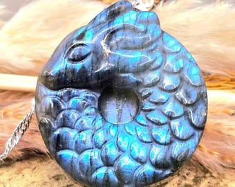 Collar con colgante de dragón durmiente tallado en labradorita natural