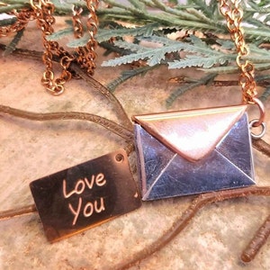 Collar con colgante de letra que se puede abrir de metal dorado rosa "Love You"