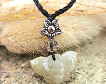 Collar con colgante de mariposa tallada en jade natural