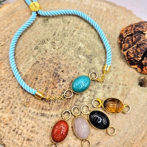 Pulsera trenzada a mano con escarabajo tallado a mano y piedra natural