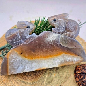 Natur Achat Scheibe Hand geschnitzte Kaninchen Paar Auf Hügel 4,5 &quot;Abbildung.