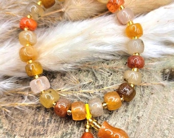 Armband mit mehreren Achatperlen • Zylindrische Edelsteinperlen • Stretch-Armband mit Anhänger