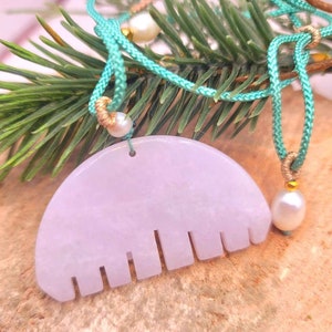 Hermoso colgante de peine tallado a mano de jade natural certificado con collar ajustable de perlas