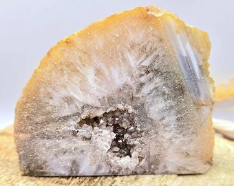 Natürliches Quarzgeoden-Exemplar – Funkelnder Druzy-Kristall im Inneren, hellbrauner, grob geschliffener Ausstellungsstein