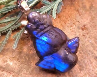 Labradoriet engelhanger • Handgesneden met blauwe glans • Vliegende engel met kroon