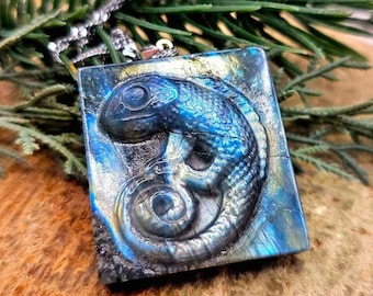 Beautiful Nature Labradorite Flashy Carved Chameleon Tile Pendant Necklace
