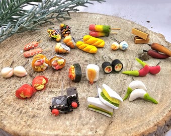 Mini orecchini colorati fatti a mano con cibo in argilla e farina