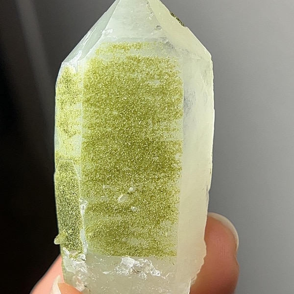 Incroyable quartz épidote n° 10 - Qualité extra, pointe de quartz polie avec épidote verte