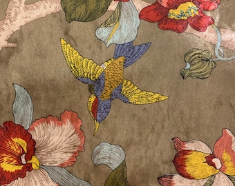 Samtstoff Vogel Gold Grün Kolibri Blätter Blühende Blüten Italienischer Samtstoff, Digitaldruck, Polster Designerstoff, Home Dekostoff