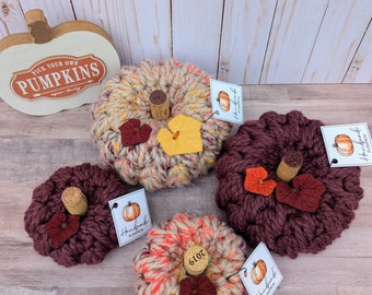 Handgemaakte gehaakte pompoenen: herfstdecor met wijnkurk steel