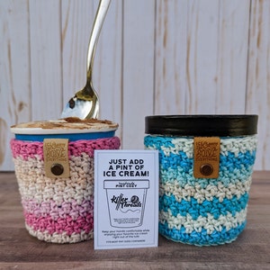 K&ouml;nnte beinhalten: Zwei geh&auml;kelte Becher-Cozies in rosa und blauen Streifen. Die Cozies sind so konzipiert, dass sie in Pint-gro&szlig;e Beh&auml;lter passen. Der Text auf der Karte lautet "Just add a pint of ice cream! Handmade Pint Cozy Killer Threads Keep your hands comfortable while enjoying your favourite ice cream right out of the tub. Fits most pint-sized containers."
