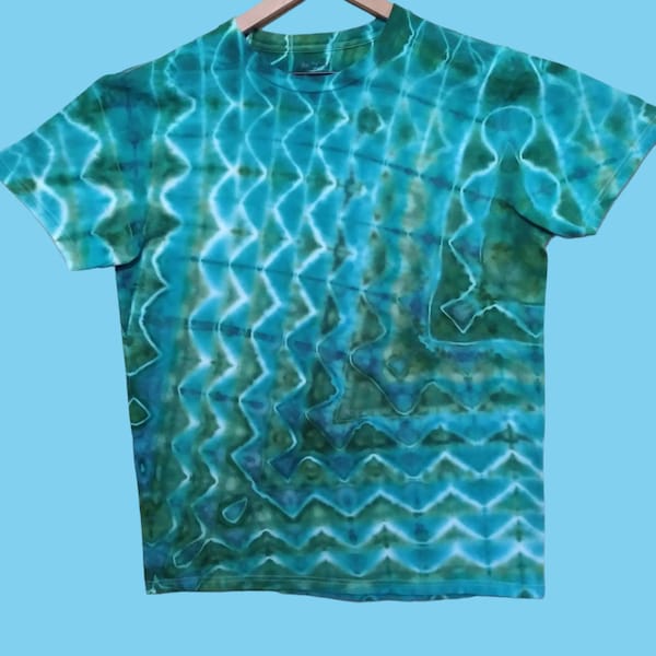 Muck ice dyed crew neck shirt, adult LARGE. Goodfellow. Length 29". Width 21". Permanent dyes. (561)