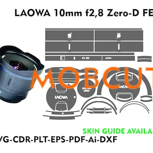 Puede incluir: Un objetivo LAOWA 10mm f2.8 Zero-D FE negro con un anillo azul alrededor del frente. El objetivo está sobre un fondo blanco con un diagrama en blanco y negro de la piel del objetivo.