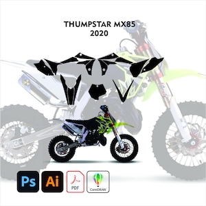 Könnte beinhalten: Grafikdesign für ein Thumpstar MX85 2020 Dirtbike. Das Design umfasst schwarze Aufkleber und ein kleines Dirtbike mit einem schwarz-grünen Design. Das Bild enthält auch die Logos von Adobe Photoshop, Adobe Illustrator, PDF und CorelDRAW.